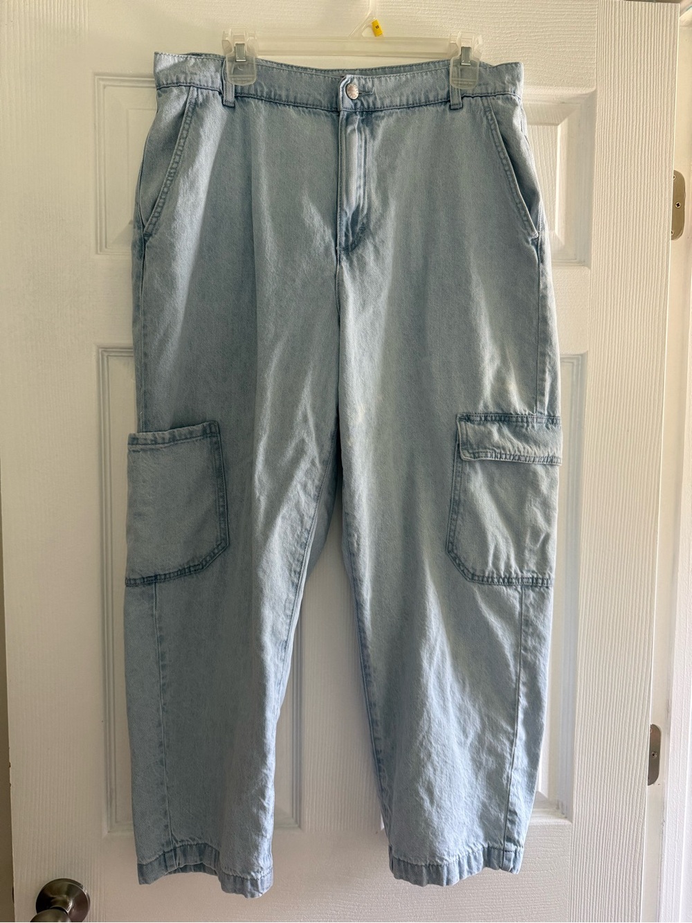 Jennifer Lopez Women’s Light Wash Cargo Denim Pants